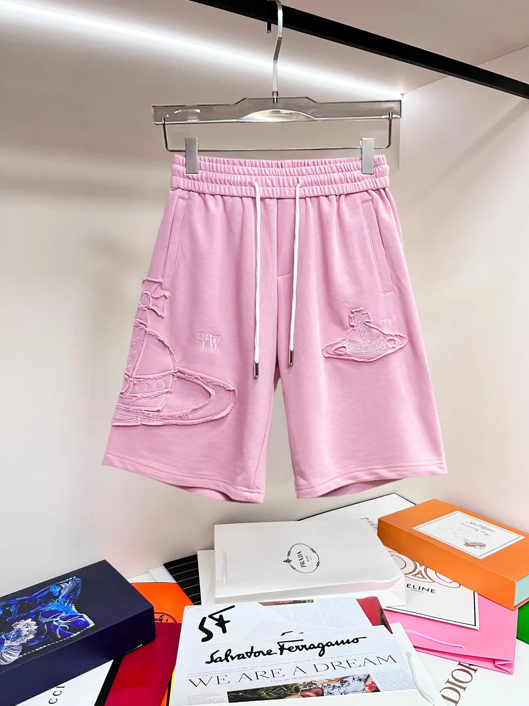 The Queen Mother's three-standard complete 2026 summer New Arrival men's casual shorts, advanced custom-made fabric Breathable fabric, Breathable elasticity and comfort, impeccable details, top-grade accessories, original logo design concept, delicate and soft feel! The upper body fit is awesome! Size: M-XXXL Please state your height and weight when ordering